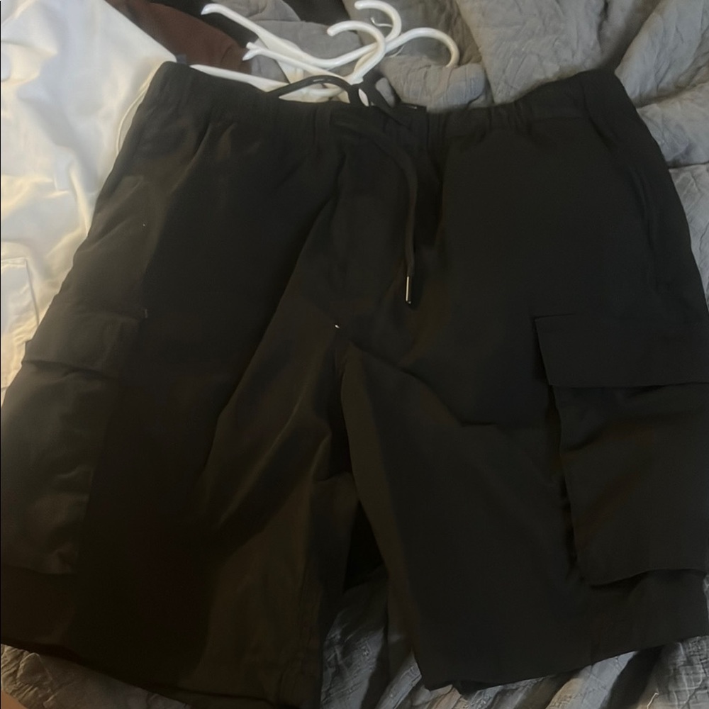 H&M Black Cargo Shorts with Drawstring Waist and Relaxed Fit